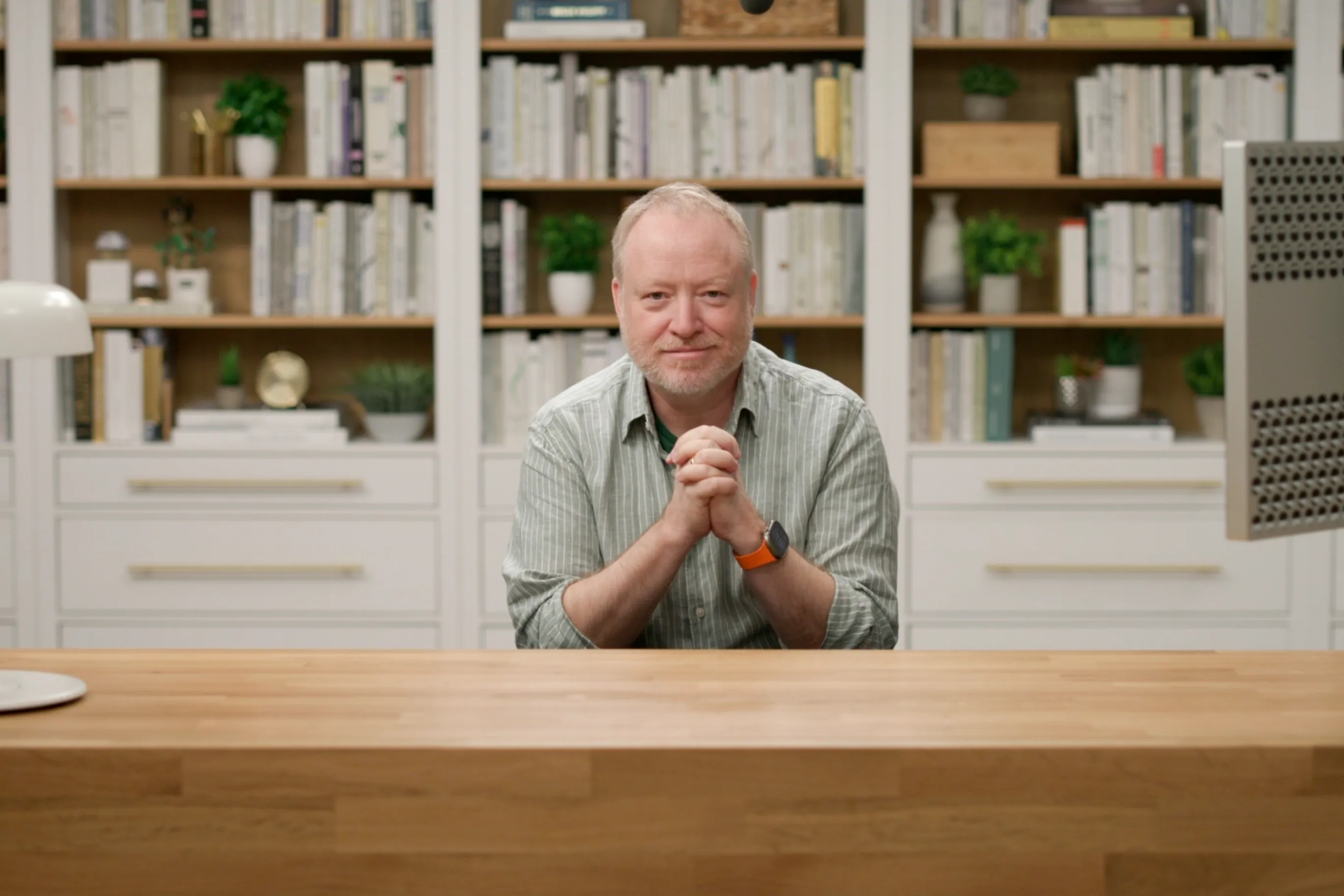 Duncan Davidson sitting at a Webflow desk.